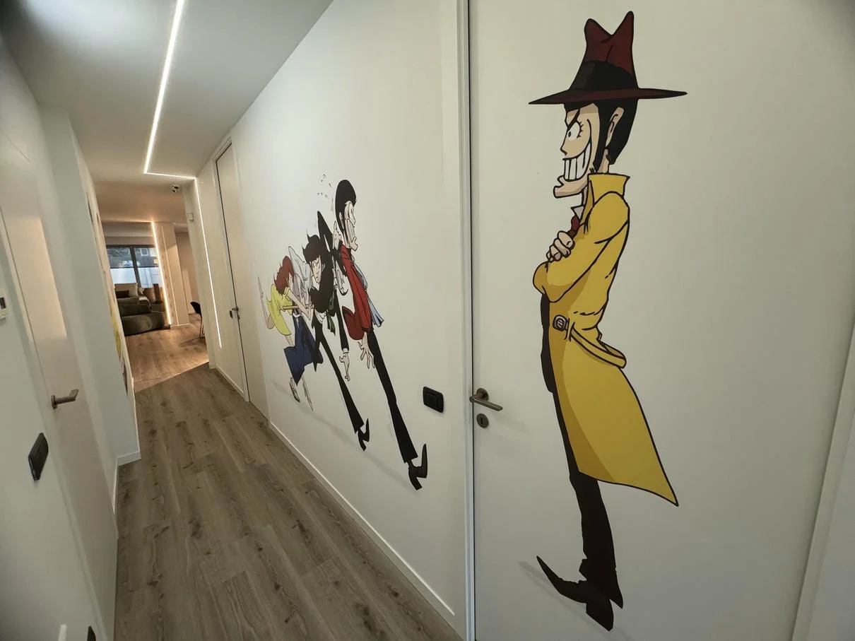 Corridoio ristrutturato con porte decorate a mano