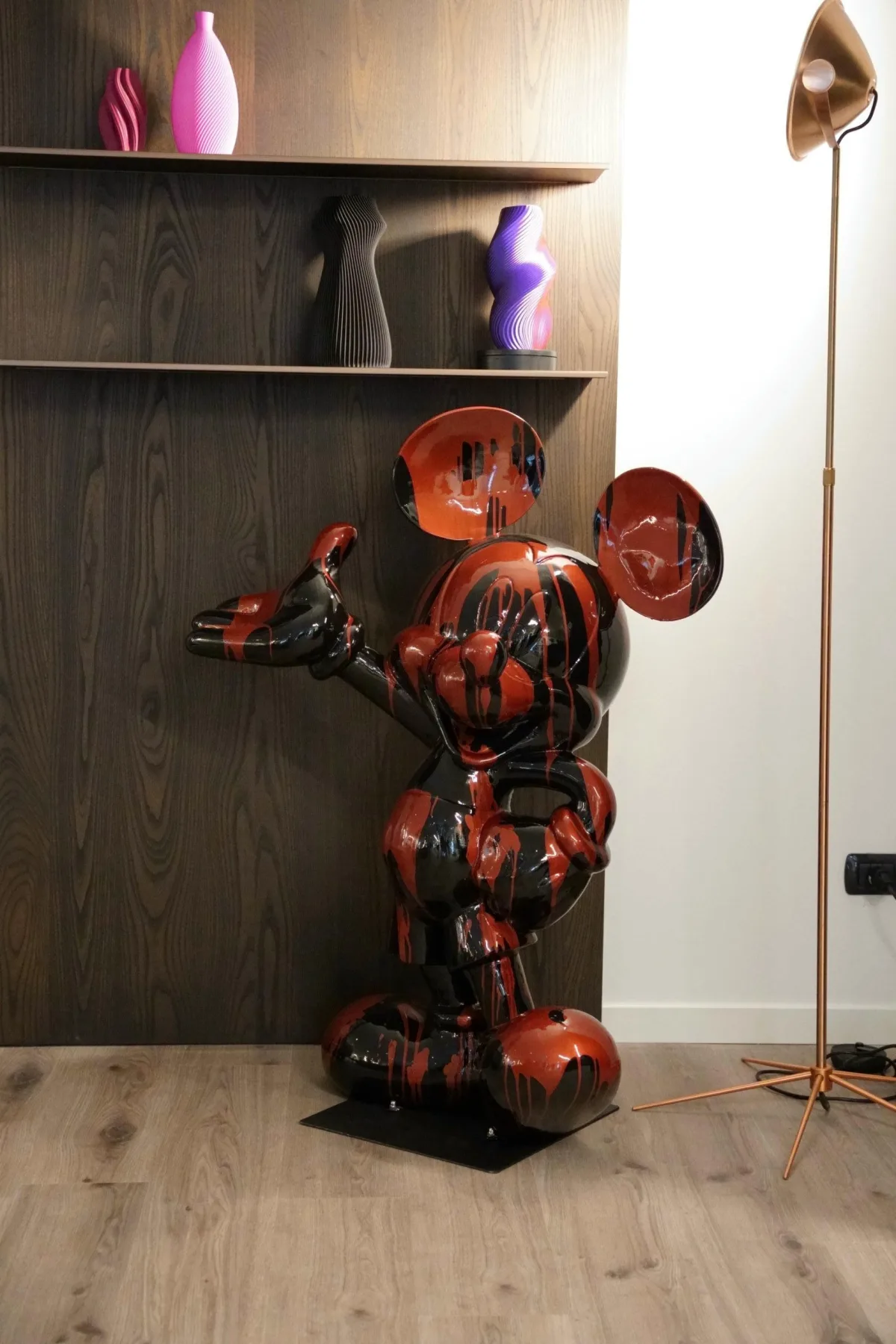 Scultura di design esposta nel concept store