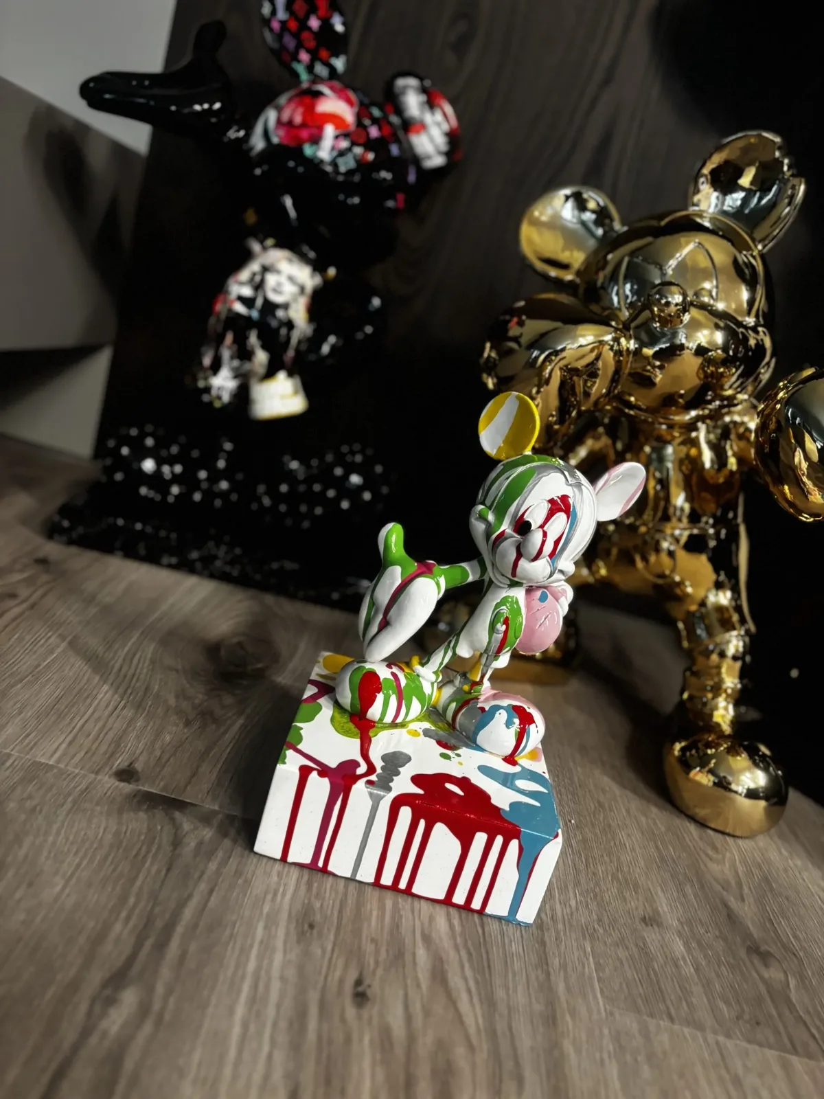 Oggetti di design e idee regalo esposti nel concept store